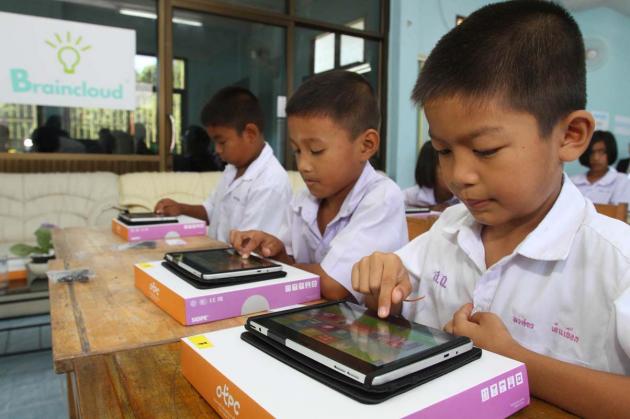 School trials cloud-computing for use with tablet